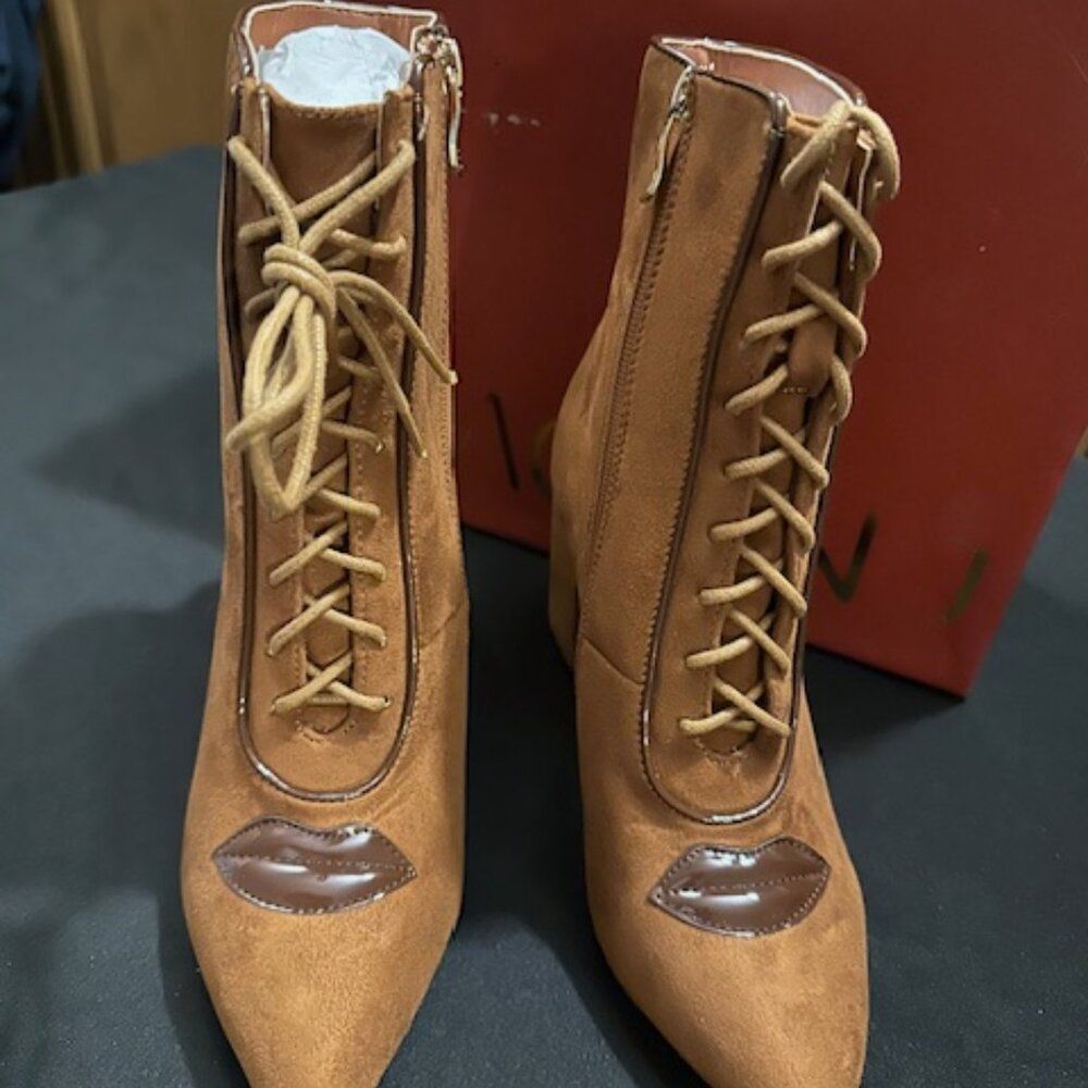***** Mackin J  Lips Lace up Block Heel Bootie  7888  Size 7  NWT Boutique